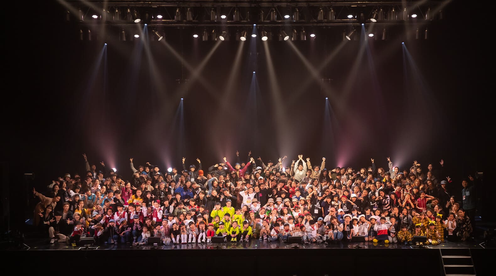 ステージでダンスの披露